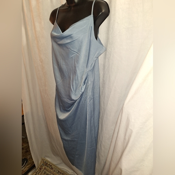 Elegant Light Bluish Gray Sleeveless Dress - Picture 3 of 7